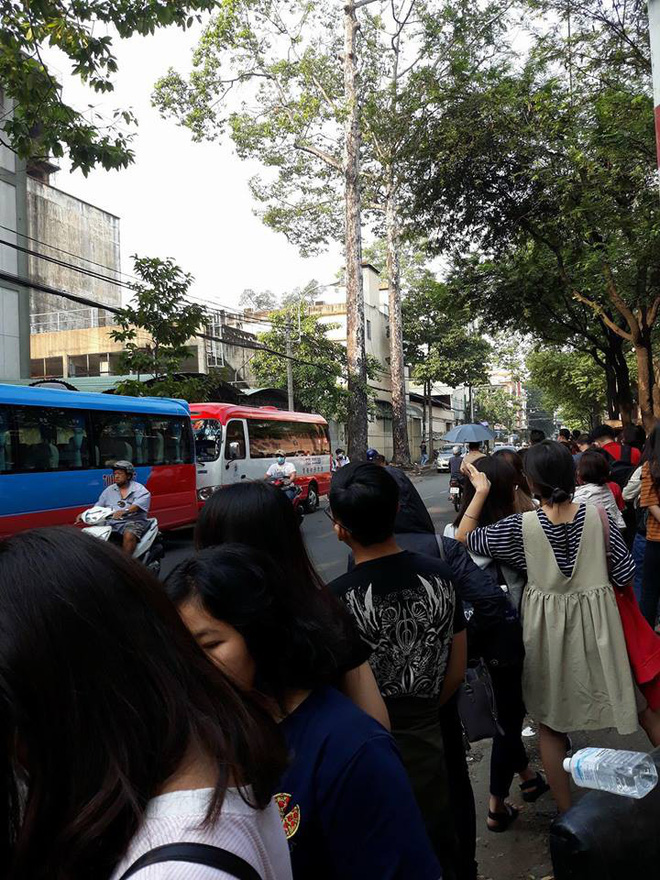 Giao lưu với U23 VN tại TP.HCM: Người hâm mộ xếp hàng dài cả km từ sáng sớm để nhận vé